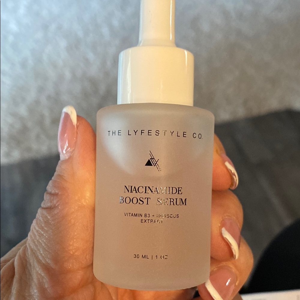 The Lyfestyle Co. Niacinamide Boost Serum - Elegant White and Gold